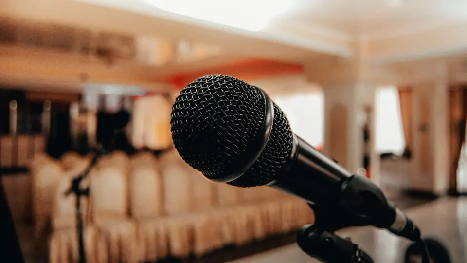 Microphone dans une salle de conférence vide ; photographie d’illustration sans lien avec le forum ADFM.
