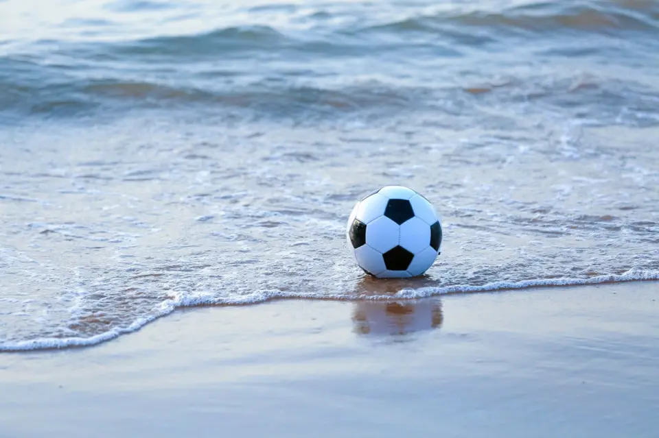 Ball am Meer, illustrative Aufnahme ohne Bezug zum Spiel Marokko gegen Libyen.