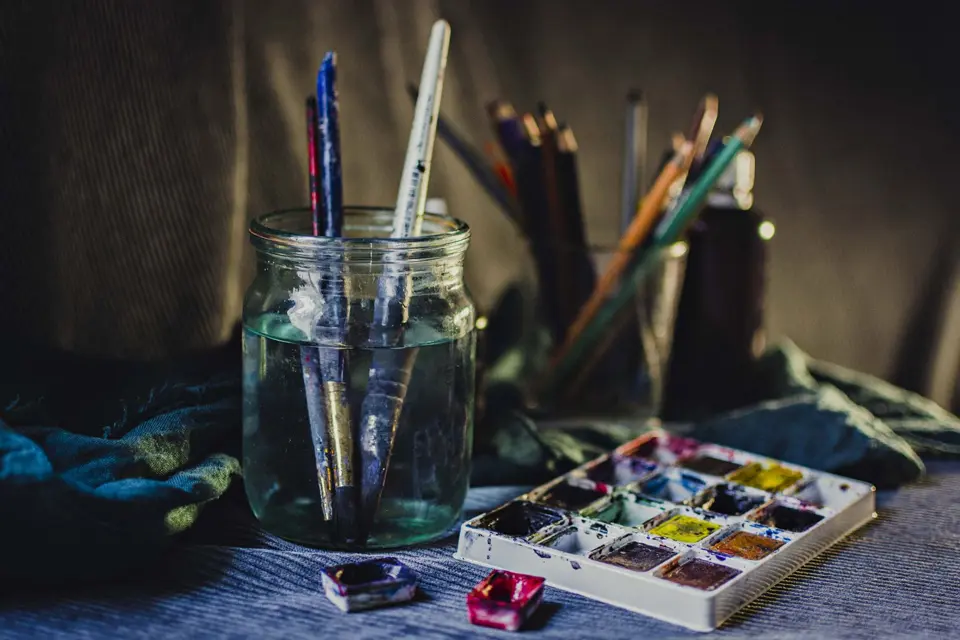 أدوات للرسم في صورة توضيحية، لا تمثل المعرض ولا مرسم إنكي بلال.