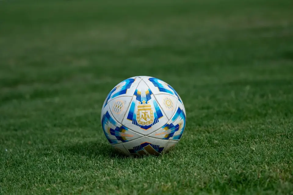Pallone sull’erba, fotografia illustrativa estranea alla partita.