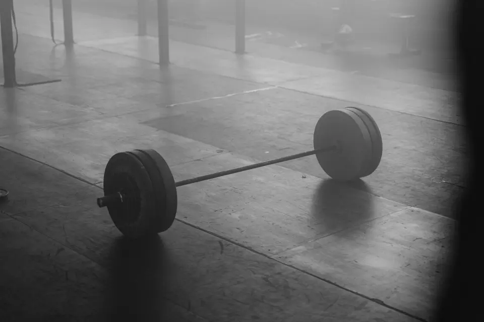 Barre et disques dans une salle, photo illustrative. Ce visuel ne montre pas les championnats.