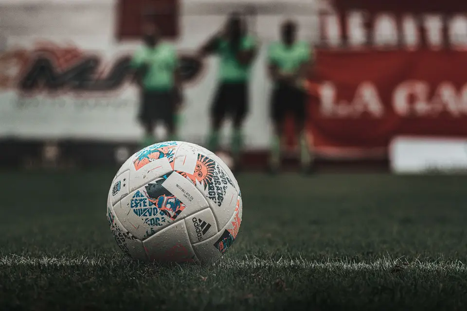 Fußball auf Rasen, illustratives Foto.