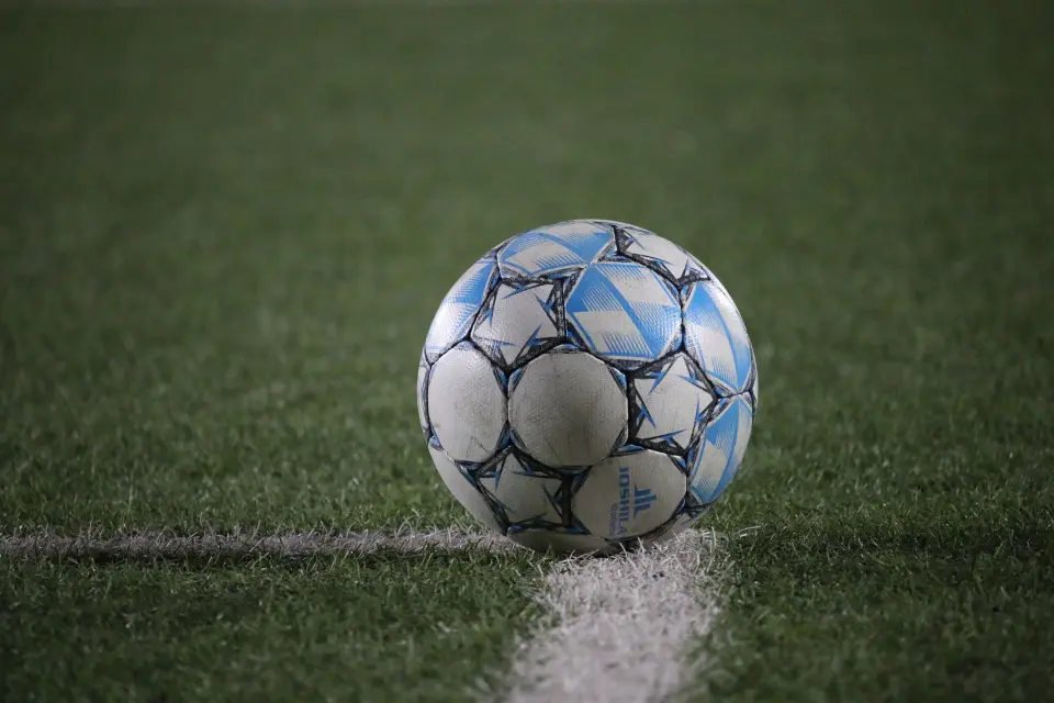Balón sobre césped, fotografía ilustrativa; no es una imagen de Olympic Safi.