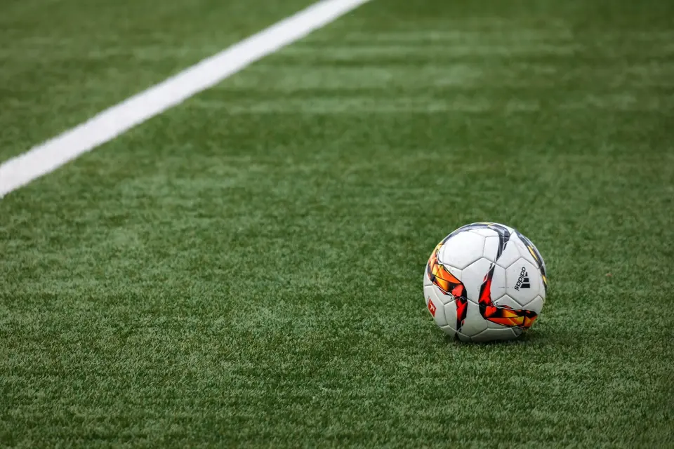 Pallone sull’erba, foto illustrativa che non mostra la partita tra Tetouan ed El Jadida.