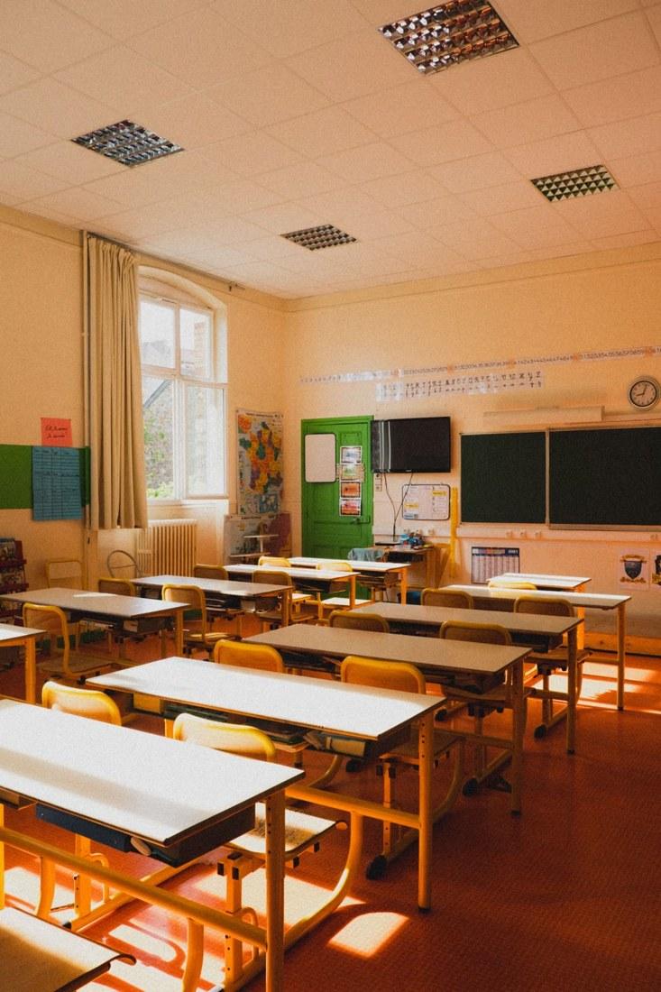 Leerer Klassenraum in Paris, Symbolfoto