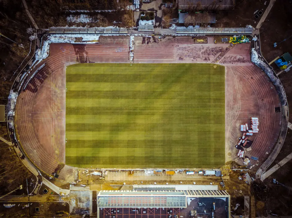 Luchtfoto van een leeg stadion. Illustratieve foto, buiten de conferentie in Kaapverdië.